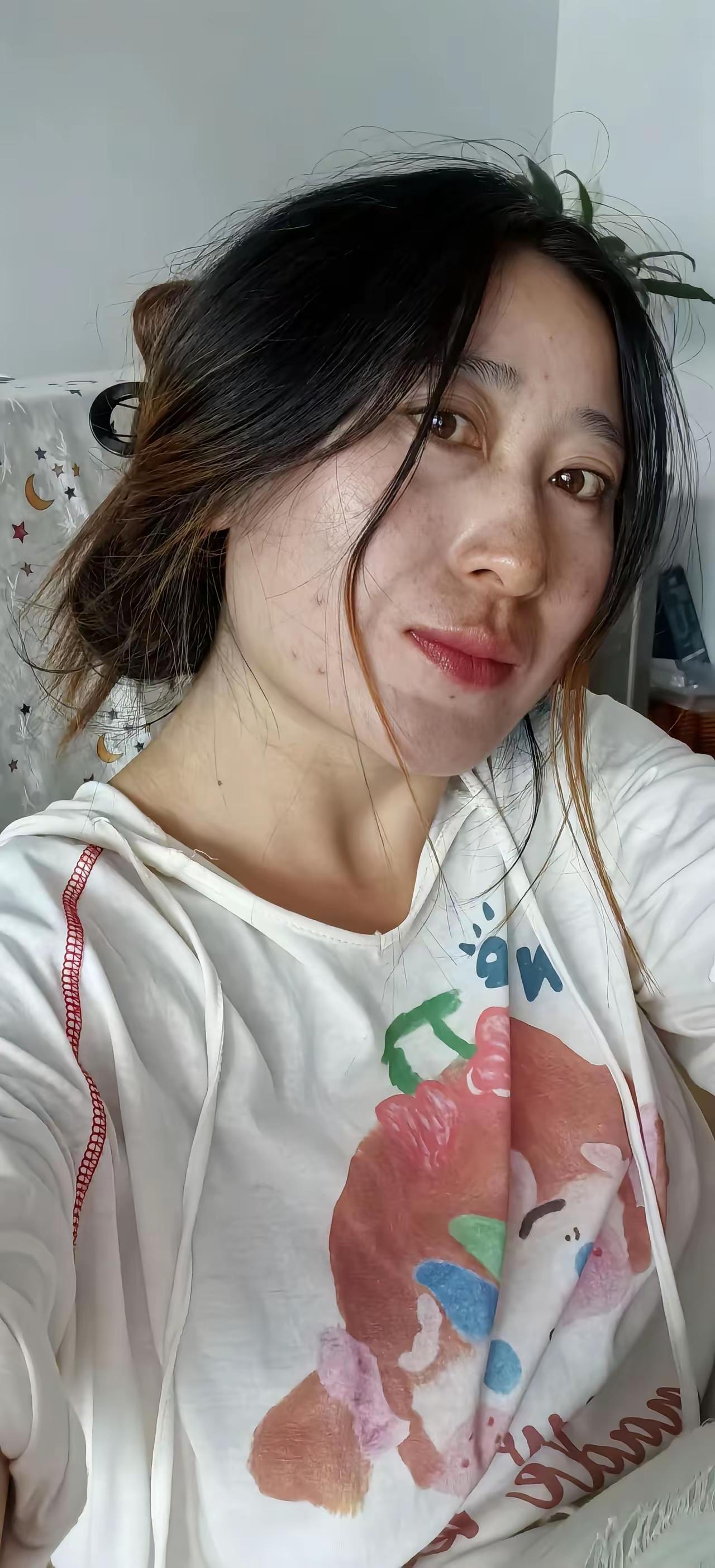 没打粉没化妆，原生态的样子。还可以吧。