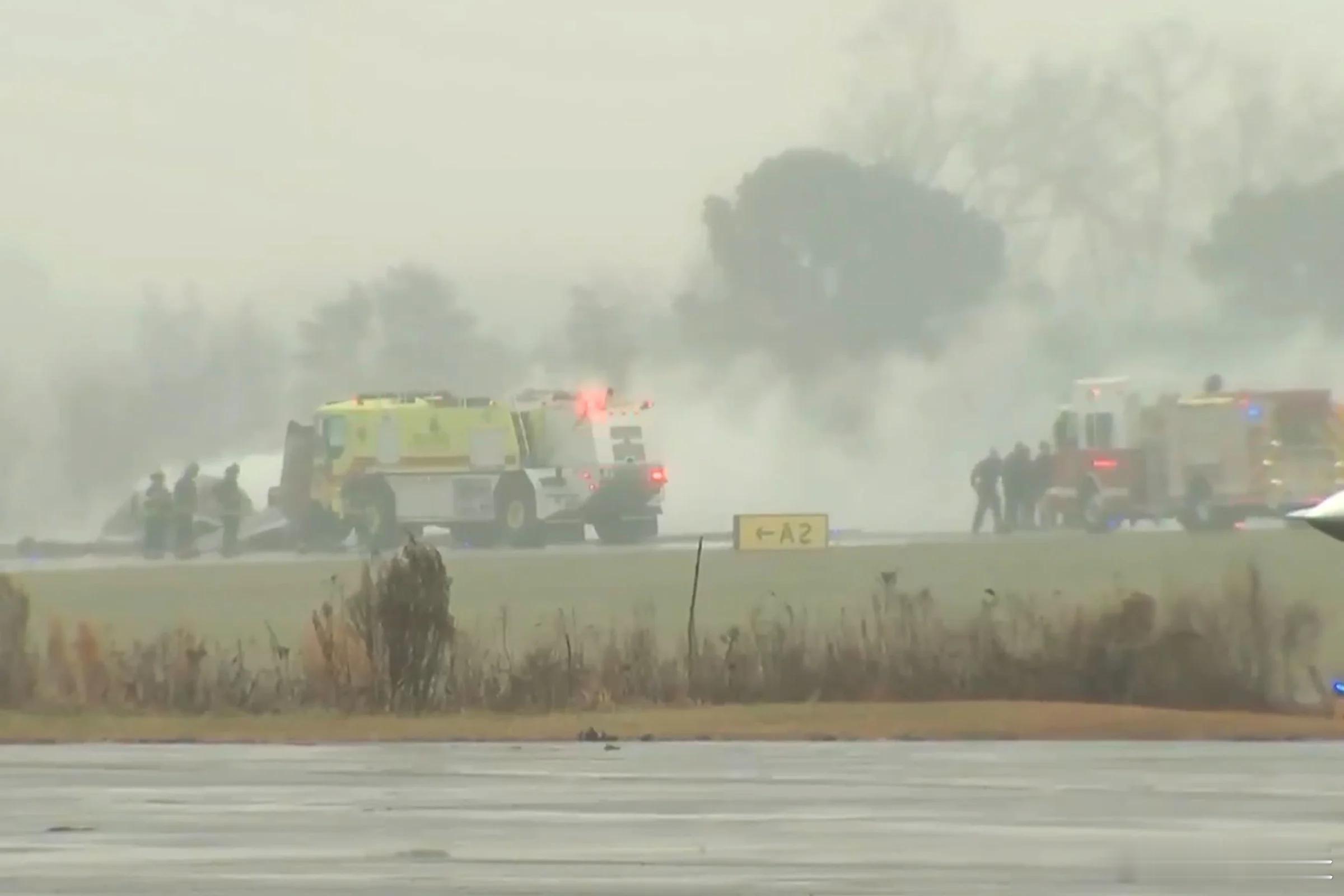 【美国发生私人飞机坠机事件，多人死亡】据美联社报道，周四上午，一架飞机在北卡罗来