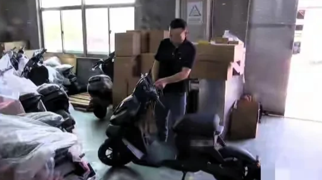 江苏盐城，一男子开店，销售某品牌电动车，双方约定，由厂家负责店面装修，谁知开了半