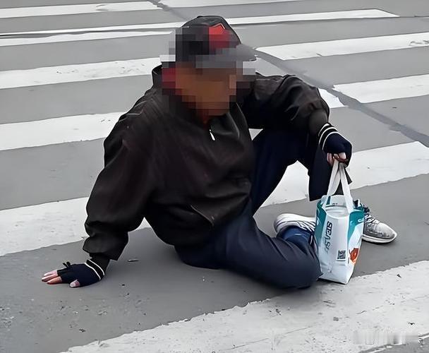 河南郑州外卖哥的“扶人奇遇记”：好心反被“冤枉”一场，网友：这“扶”得太惊险！