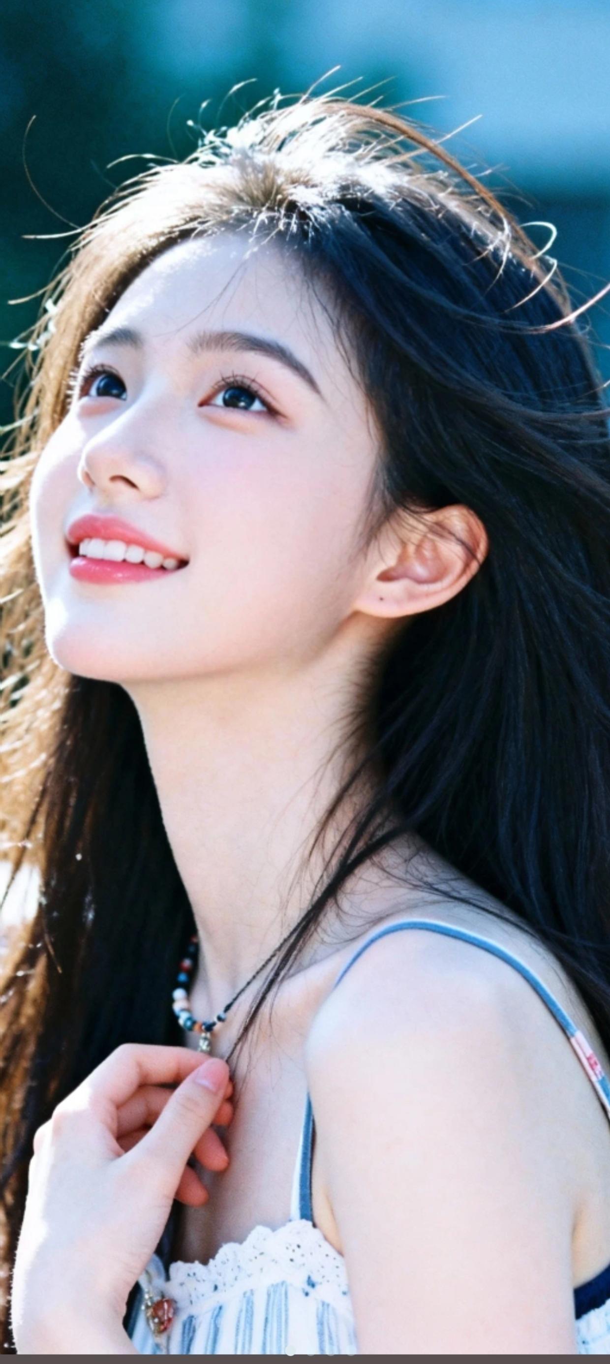 风拂青丝笑，月映玉颜娇。