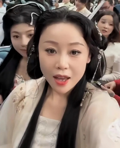 什么玩意，全部乱套了，妖魔鬼怪都出来了。草帽姐在李玉刚杭州演唱会现场，当着上千人