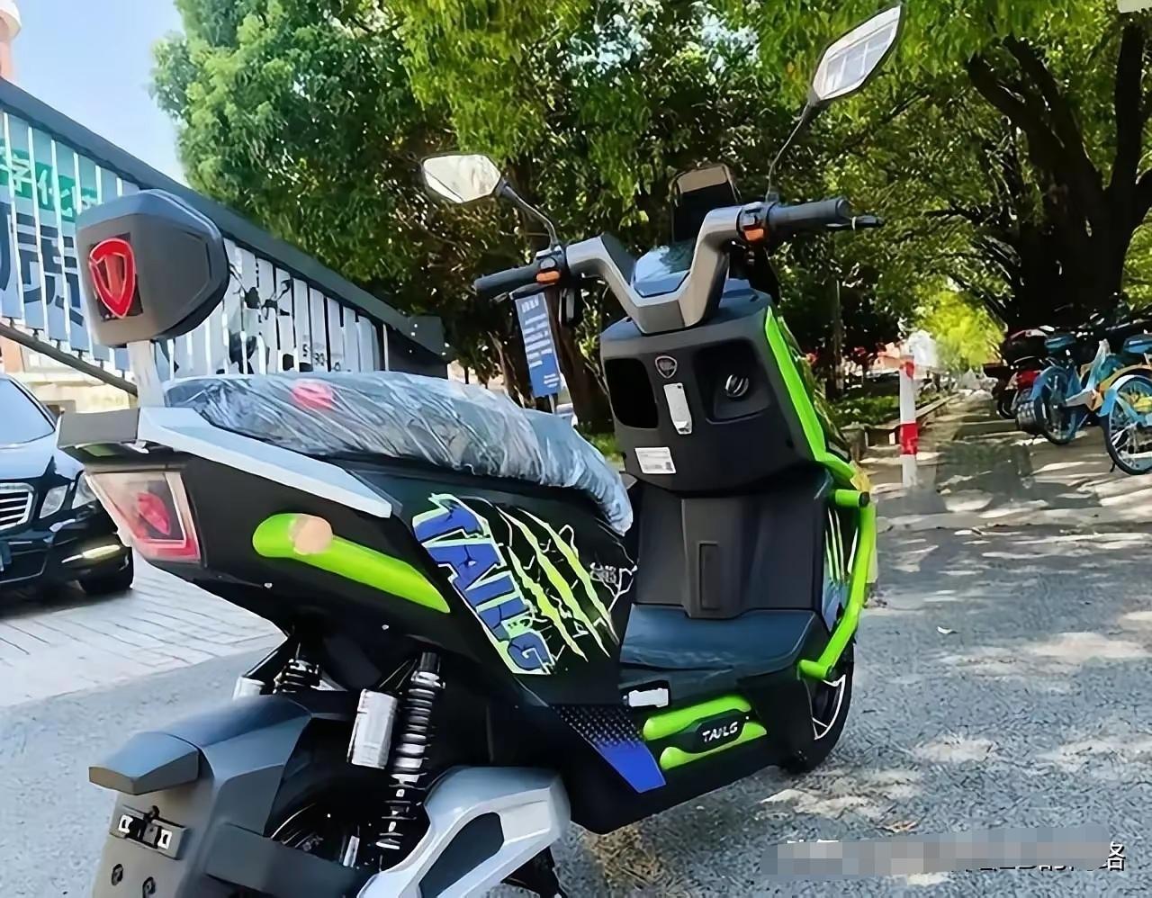 我骑电摩送外卖三年了，上个月想换车，去店里一问，老板直接跟我说：比亚迪的锂电池别