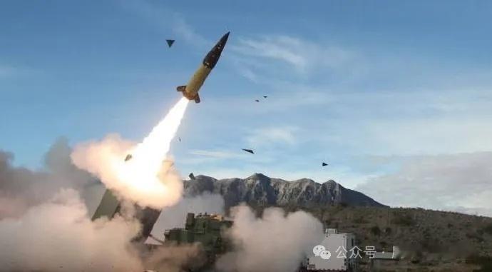 乌军在18日攻击位于沃罗涅日的俄军训练场，基本可以确定击中了目标，现在只剩下两个