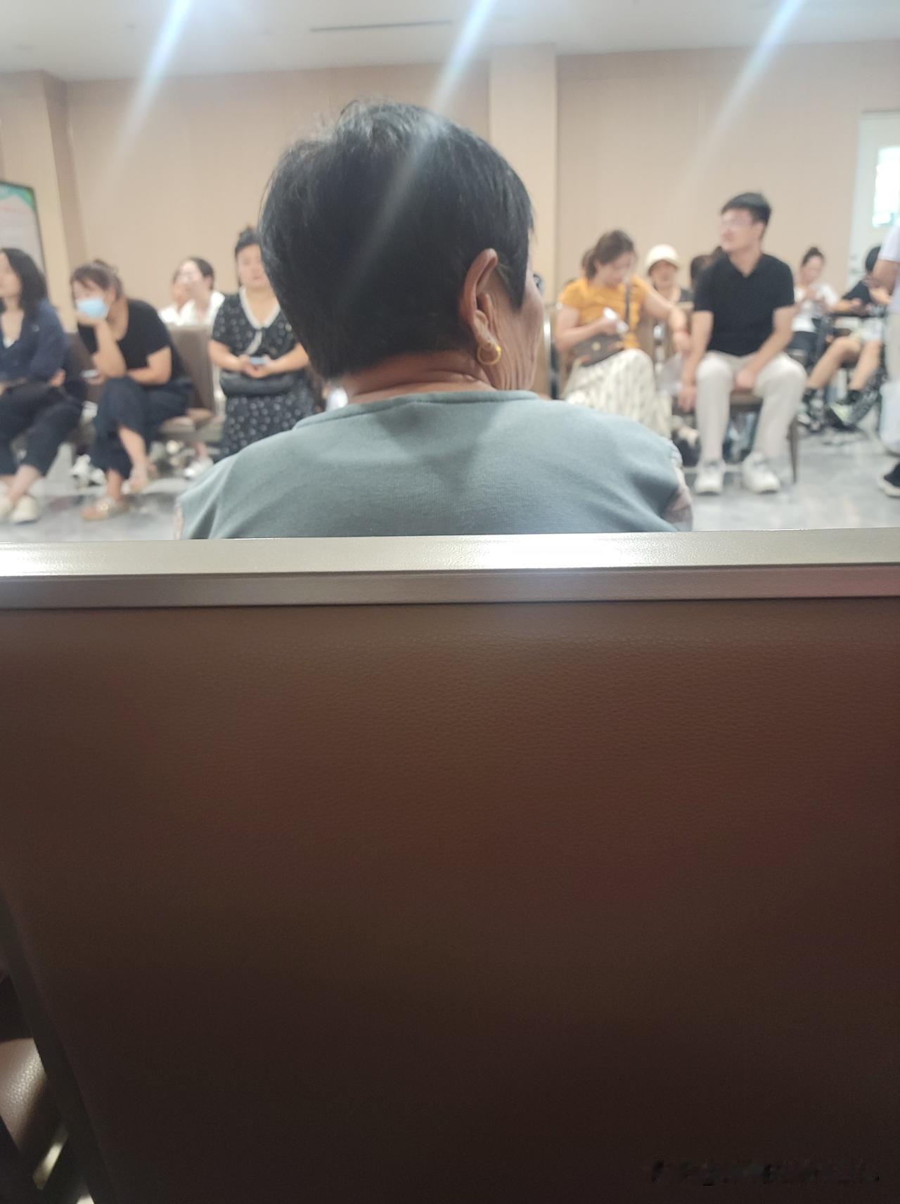 做胃肠镜的人，人山人海，就像网红饭店里排队等候座位一样多。我们是住院开始预约，约