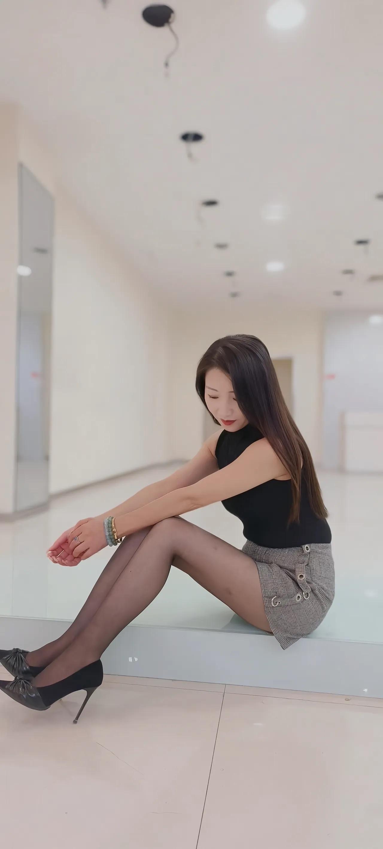 穿得真时尚，这身搭配好有范儿！