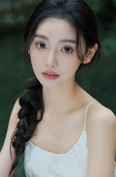 金佳悦的秋色穿搭，很清纯，这感觉还是很可以的！