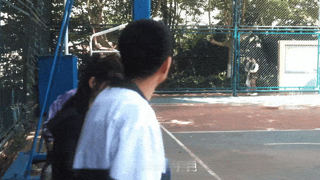 小情侣约会躲过狗仔没躲过狗林其乐和蒋峤西也太会了！躲过狗仔的镜头多丝滑，遇着狗瞬