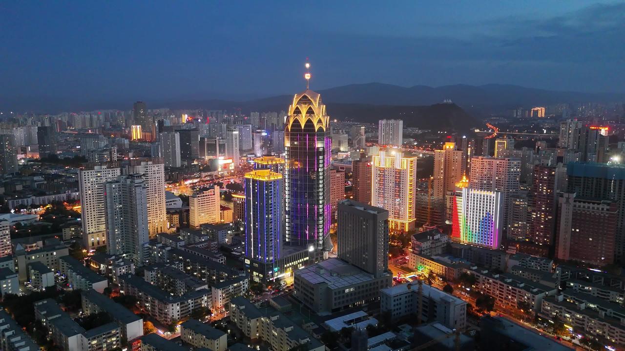 2015年10月，青海西宁房价均价6068元；2016年10月，青海西宁房价均