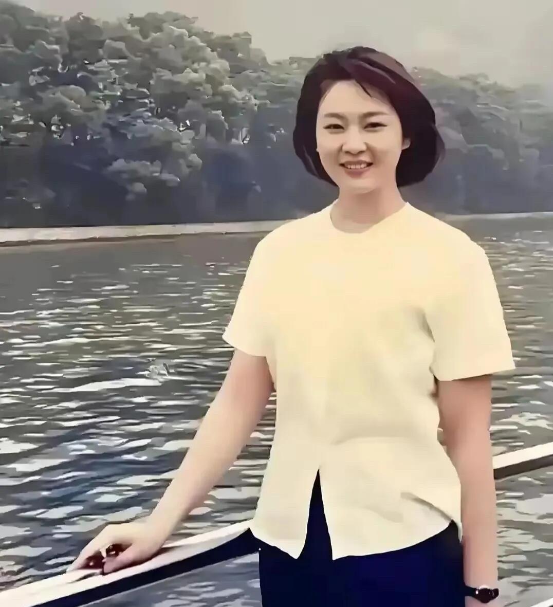 照片中的美女，素雅的妆容，精致的五官，穿着普通的衣服，却美的不一样，她是京剧第一