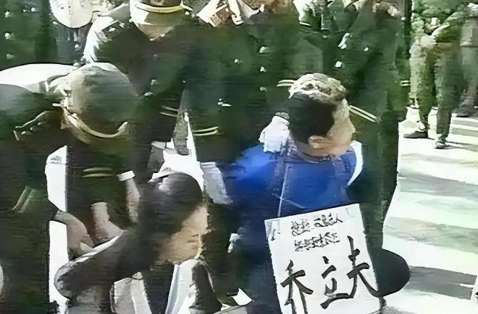 1995年，“全国散打冠军”乔立夫，被押往了东莞郊外刑场，镜头里的他虽然五花大绑