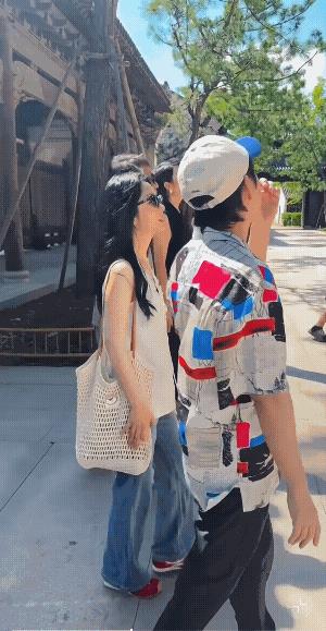 不是那个编织袋的挎包，还真没认出来是谭松韵，她气质太干净了，也许是暴瘦的原因，现