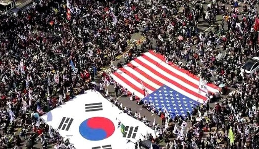 韩国人不管是干什么，只要是上街游行，不管是外交问题还是内政问题，都是打着