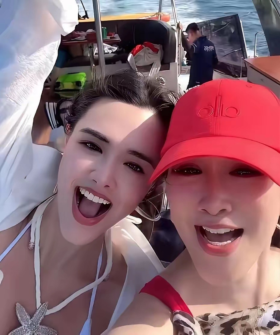 我真心觉得挺尴尬的，钟丽缇icon的大女儿比钟丽缇都穿得性感，张伦硕icon还在