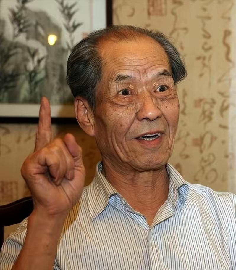 1997年，陈忠实当选作协主席后，去省里开会，一位官员傲慢地问：“小陈啊，怎么写