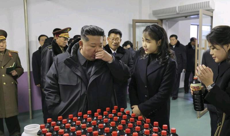 朝鲜12月16日五个地方的工厂建设项目15日同步举行竣工仪式，金正恩携妻女出席平