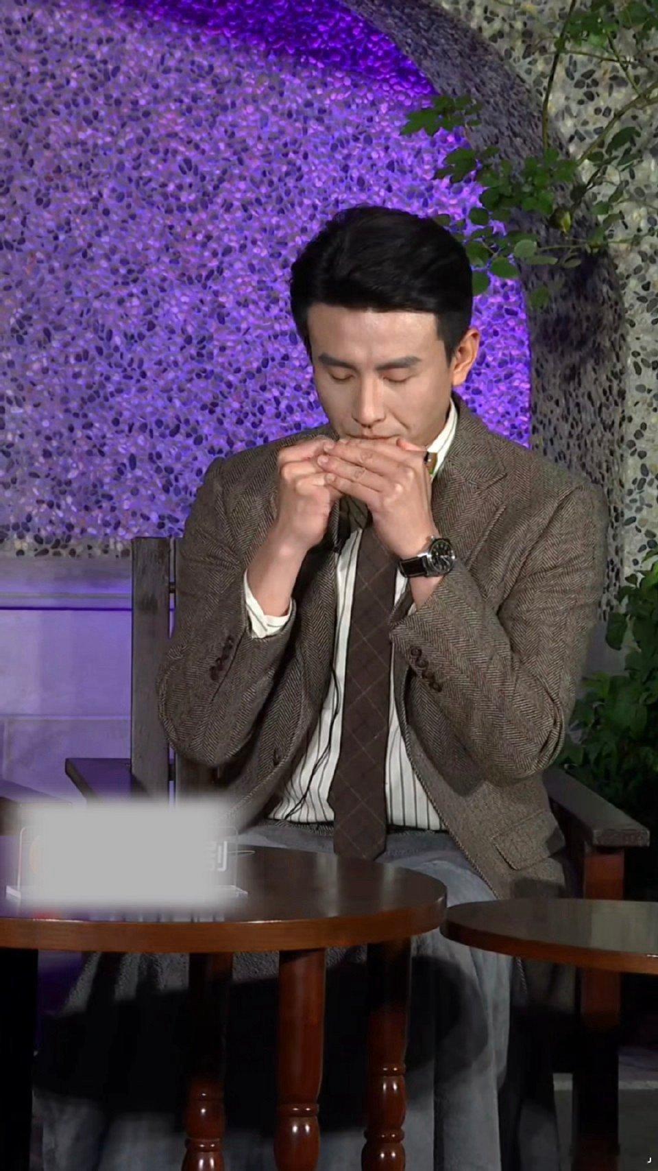 刘萧旭吹口琴又在一本正经搞笑了刘萧旭对自己的口琴技术显然很有信心，每一个动作都