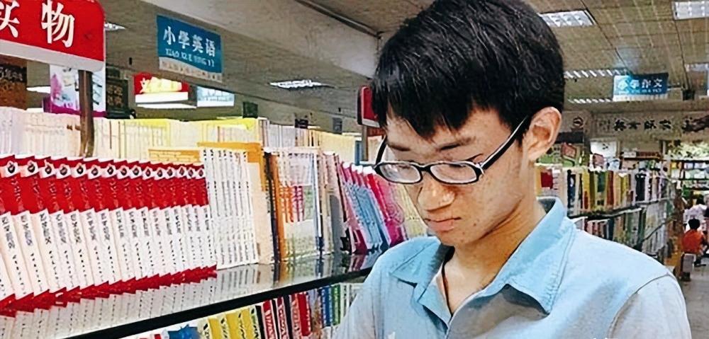 湖南一学霸高考竟然才考239分，老师想尽一切办法调查考场监控，结果发现学霸交了三