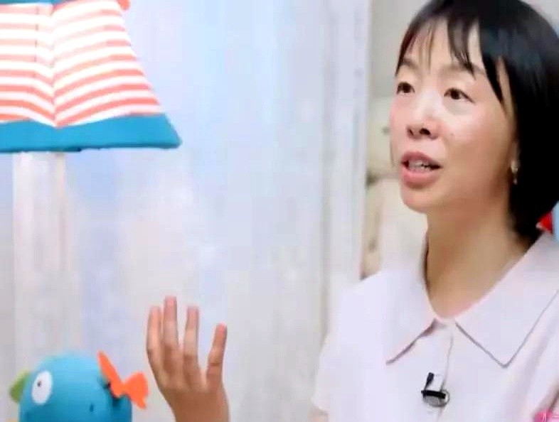 14岁的窦佳嫄攥着手机发了条消息，把同父异母的姐姐窦靖童约了出来。第一次见面两人干瞪眼，连手都没处放