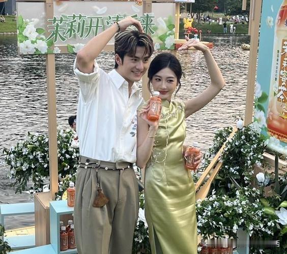 无论是身高、侧颜、正脸还是气质上看，他们都是很养眼的一对，真正的郎才女貌。男的阳