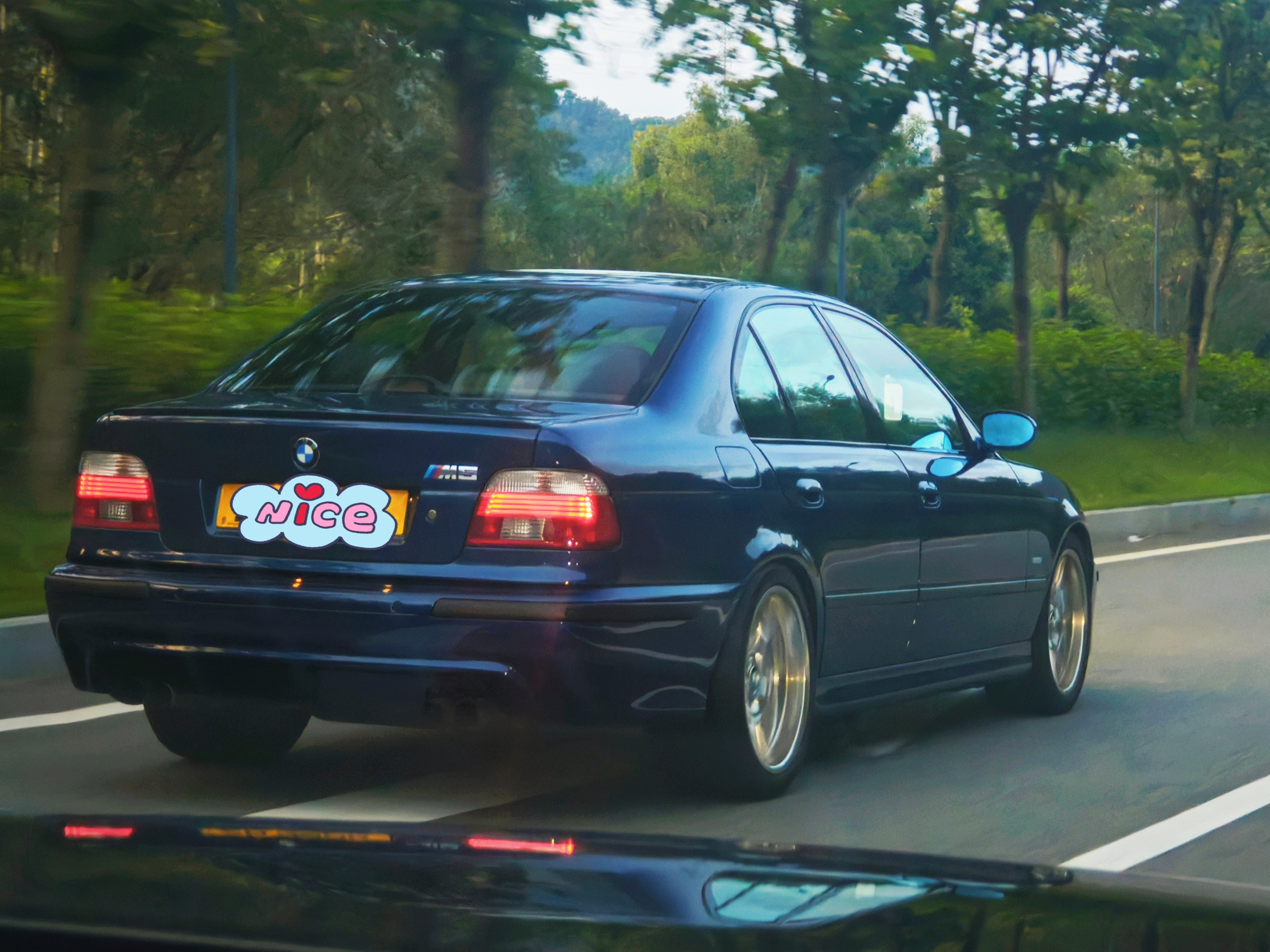 落地珠海参加ChinaGT偶遇一台BMWM5E39再仔细看哥哥哇塞……