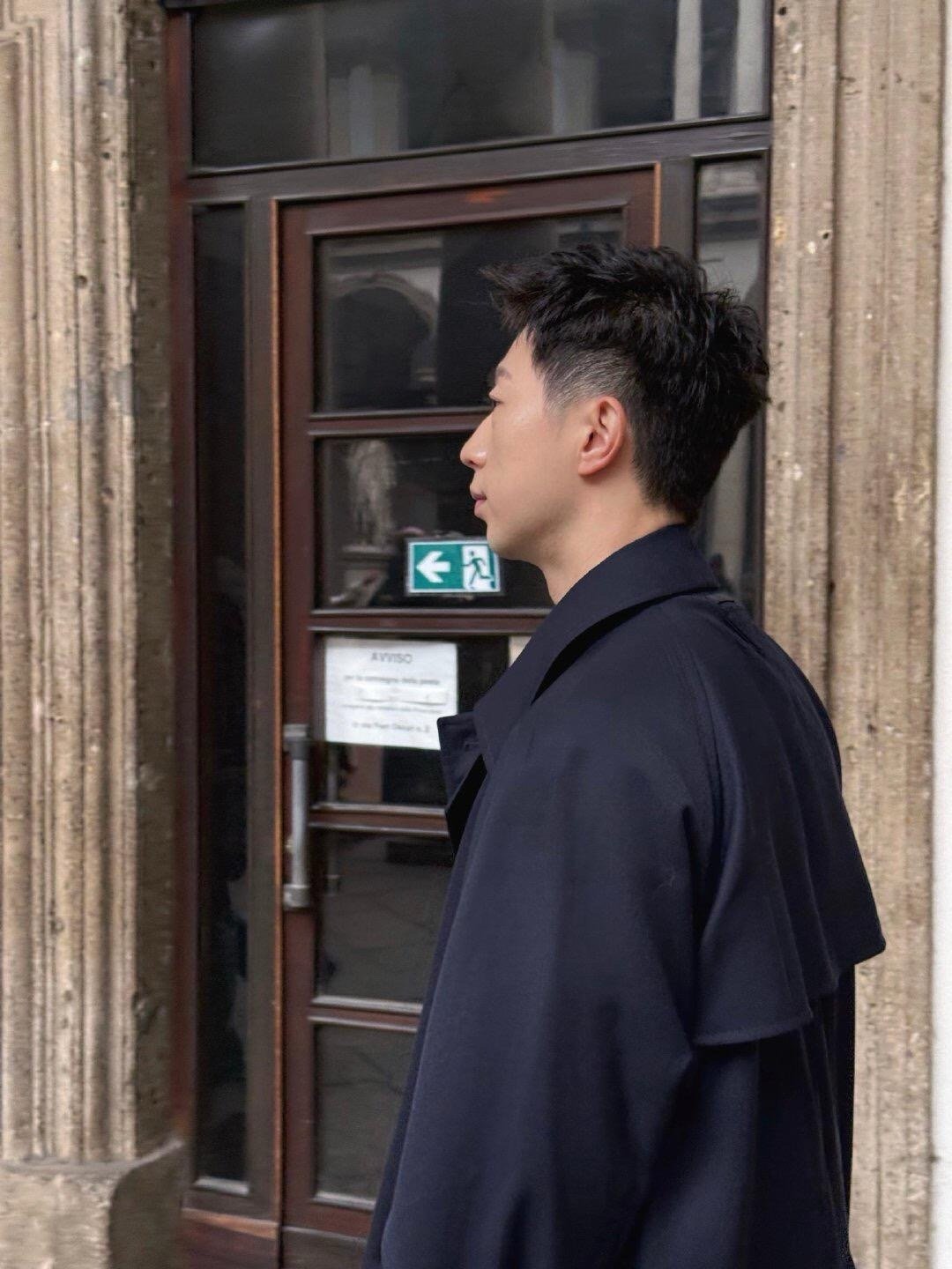 米兰偶遇马龙米兰街头的意外暴击，幸运偶遇龙队！一身清爽超显帅气，合影全程保持微笑