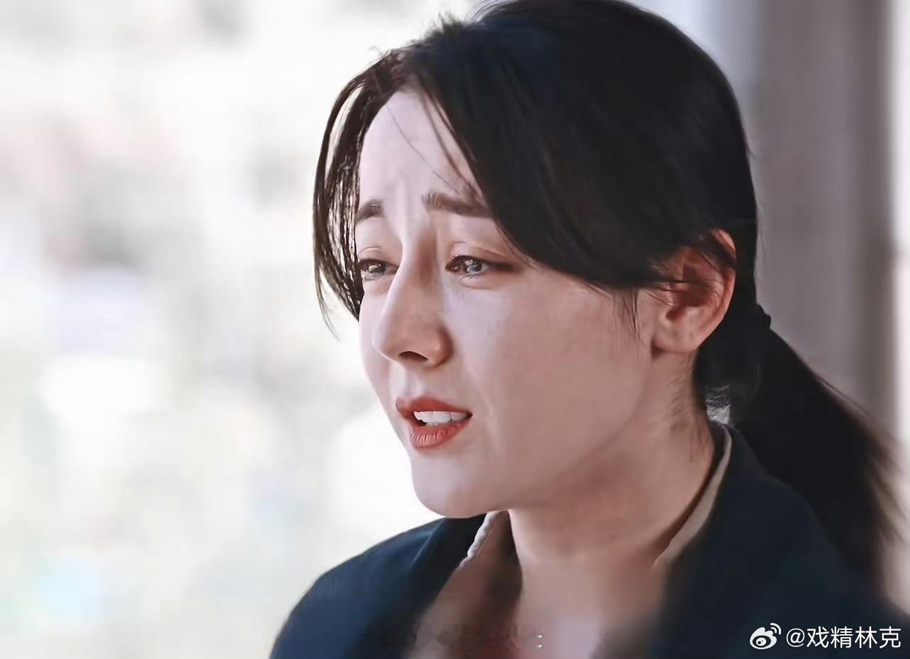迪丽热巴哭戏我怀疑这个烫搜的前排都是卧底，视频挺正常的，截岀来的图这么魔鬼[do