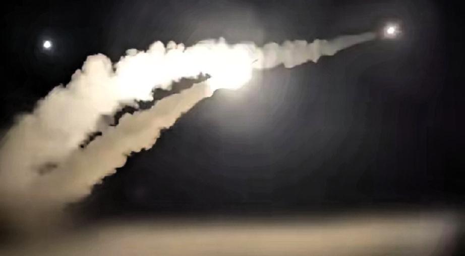 刚刚，就在今天中午，朝鲜向半岛东部海域发射10余枚弹道导弹！目前朝鲜军方并没有披