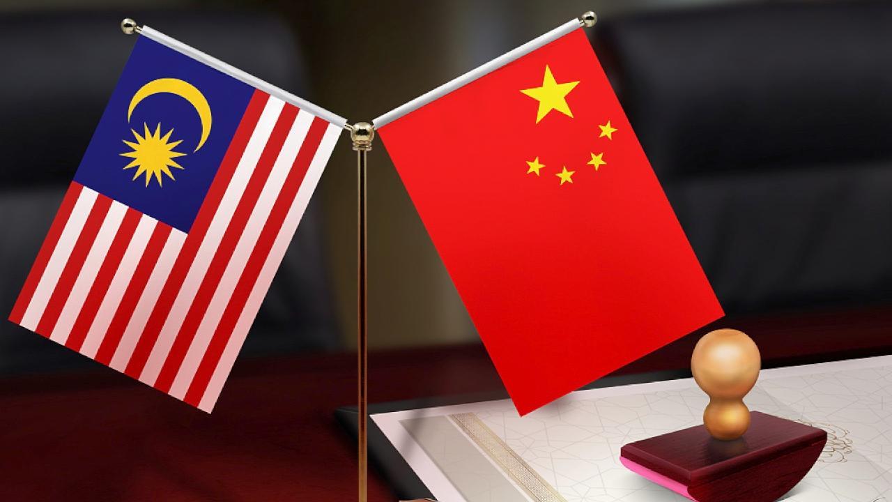 菲律宾把状告到联合国，结果第一个拍桌子反对的不是中国，是马来西亚。 31日《