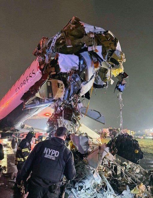 看了相关报道机场的消防车获塔台许可穿越跑道，前往处置美联航另一航班故障，结果塔台