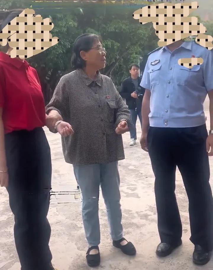今天张桂梅老师送学生参加高考，出发时发生了这样一个小插曲。有两名学生由于晕车不