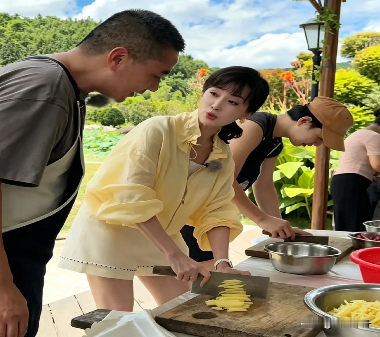 赵雅芝都70多了，穿黄衣服切土豆丝还这么年轻漂亮，气质是真绝。不过说实话，这状态