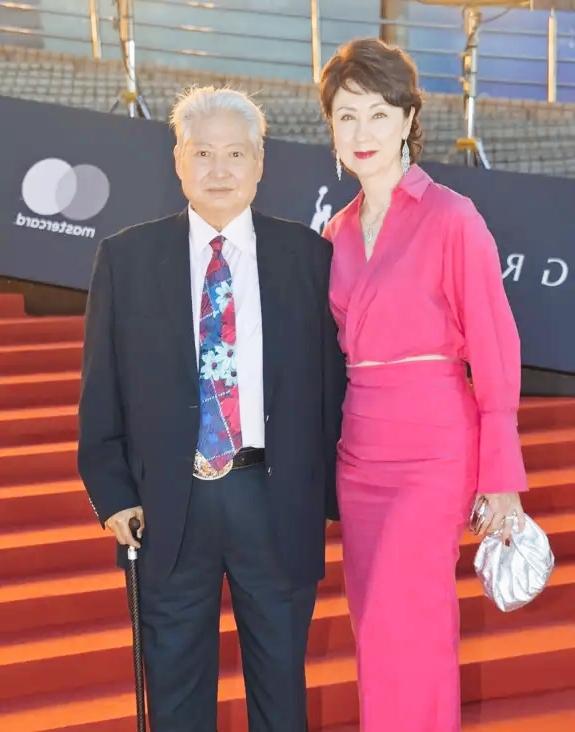 这两天，76岁的洪金宝在香港金像奖红毯上瘦得脱相，吓得不少老粉心里一咯噔。大家都