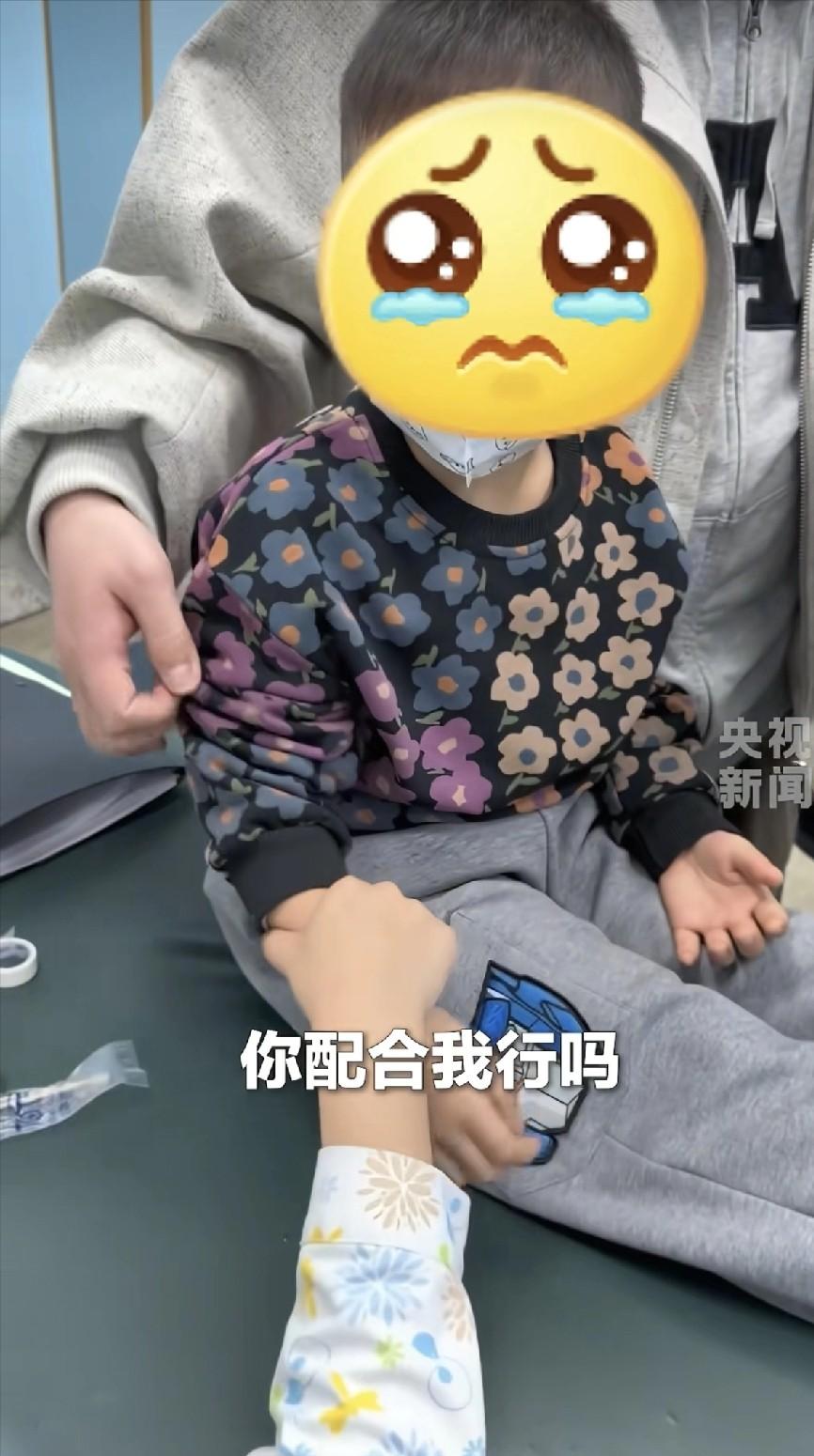 “儿科护士火到央视了！”近日，辽宁沈阳，一儿科护士面对怕扎针的宝宝，她先开始和宝