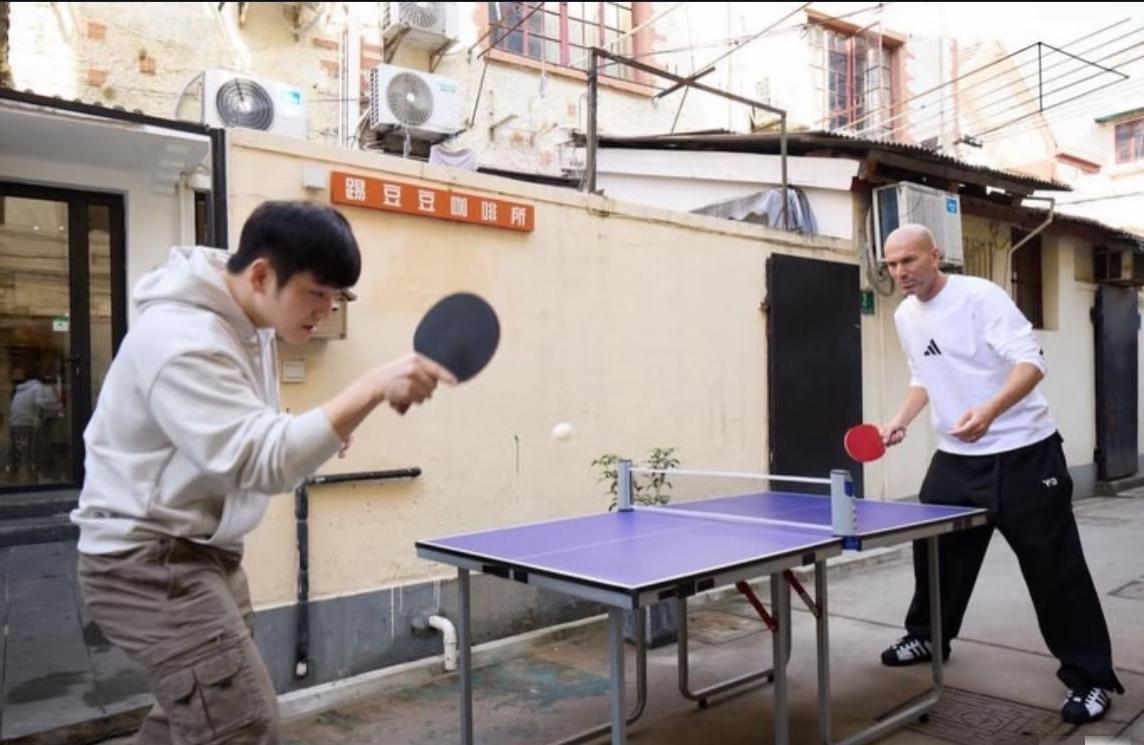 樊振东与齐达内打乒乓球了！齐达内在自己国外社交媒体上晒出一张与樊振东一起打乒乓