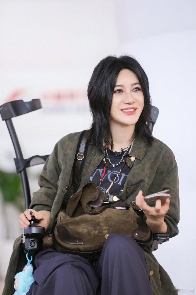 尚雯婕尚雯婕的敬业刻在DNA里尚雯婕的敬业真不是说说而已，全写在行动里了