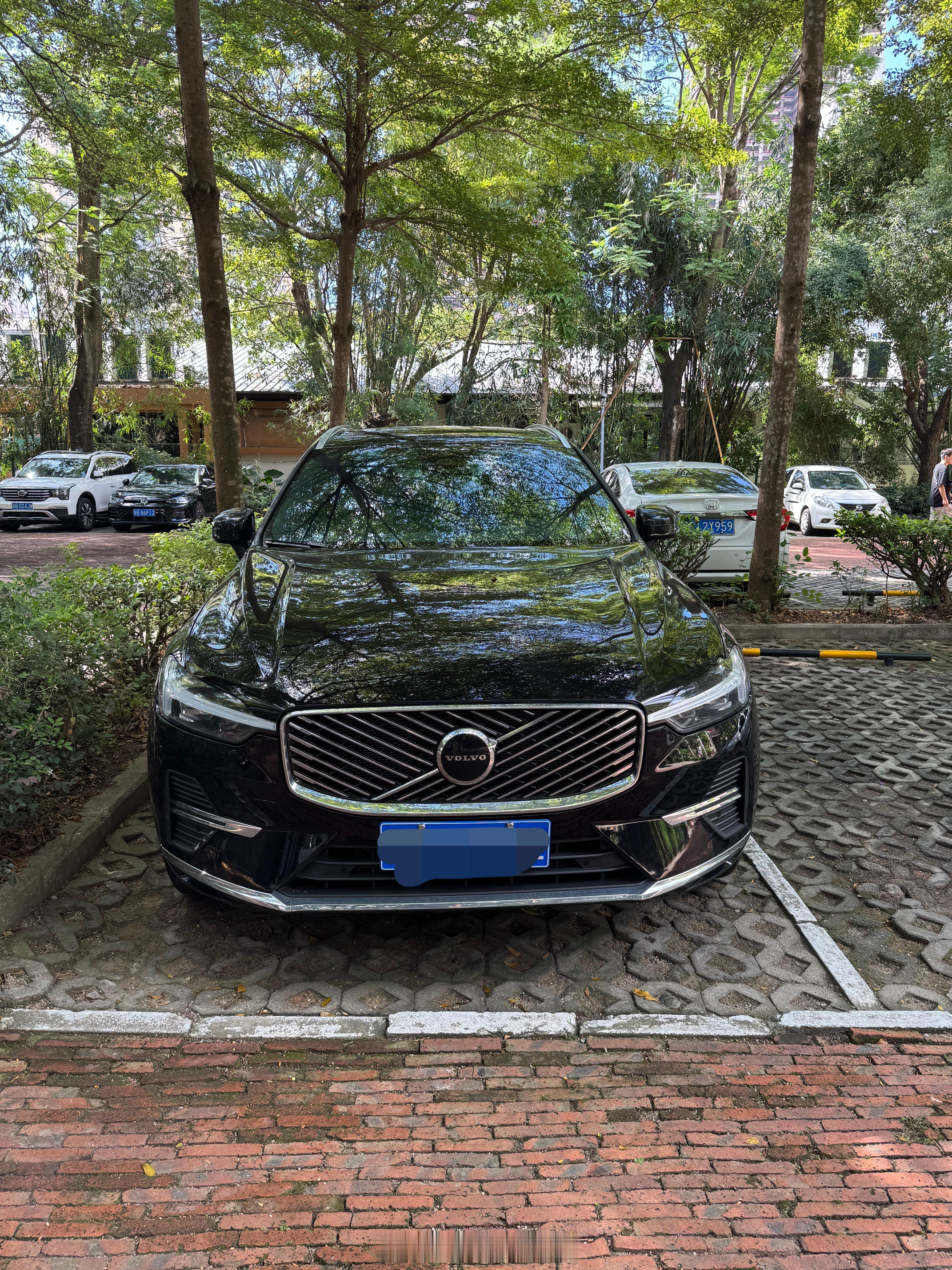 开着老丈人的沃尔沃最新一代的XC60，在停车场偶遇了台十多年前的XC60。有些东