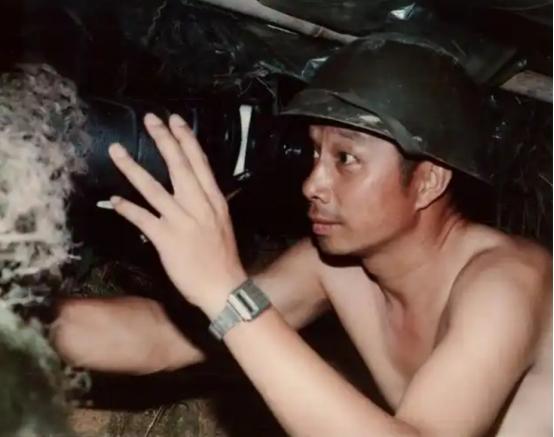 1985年，开国大将粟裕的大儿子粟戎生在越南老山前线指挥战斗。在潮湿难耐的猫耳洞