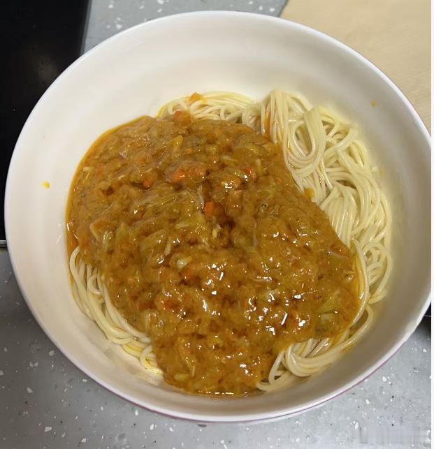 龙须蟹黄面。最近测血脂/尿酸，都降到正常值了，这些河鲜、海鲜也可以稍微吃点了。平