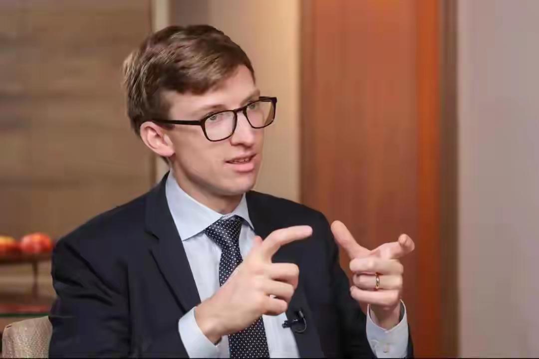 专家：别低估中国！买光刻机却不用来生产芯片，才是最可怕的美国专家克里斯·米勒