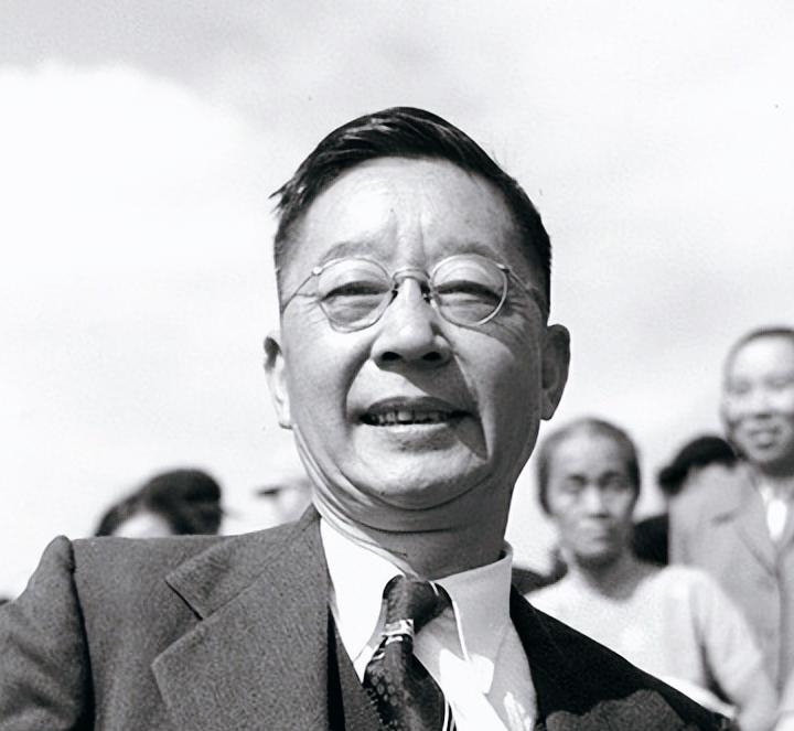 1966年，作家“老舍”被妻子举报，随即被一群人带走，傍晚时分，老舍浑身是伤，一