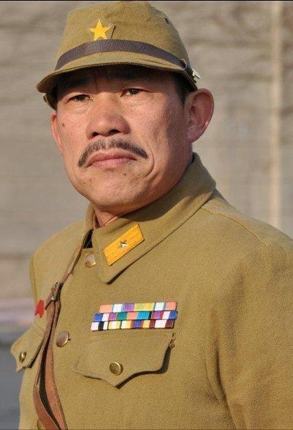 演员杨清文原先是亮剑剧组的司机，导演想找一个演员，能够说日语，喊了半天没有人答应