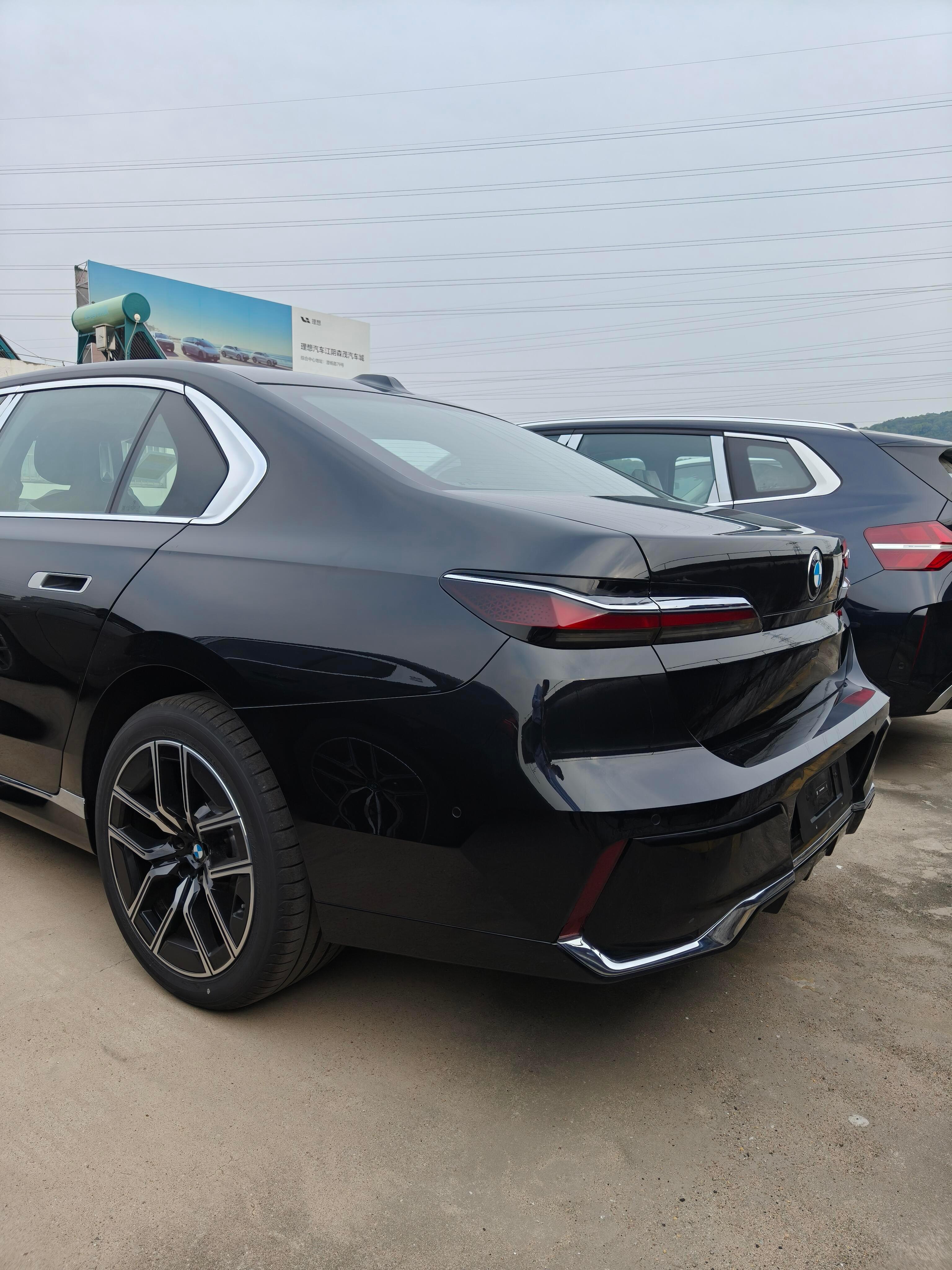 库存宝马735Li运动套装炭黑/摩卡官方指导价91.9万全款优惠41个点