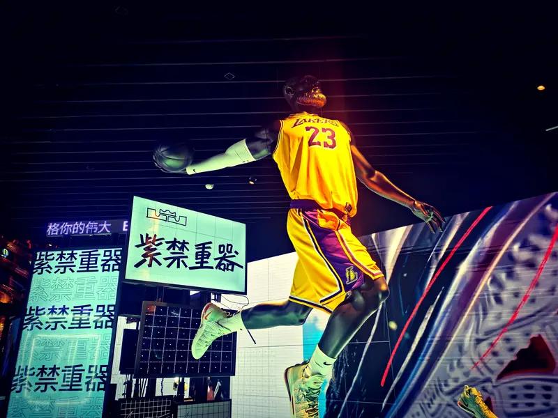 詹姆斯是不是世界最伟大的篮球运动员，这是个有争议的话题。湖人球星里夫斯曾是科比球