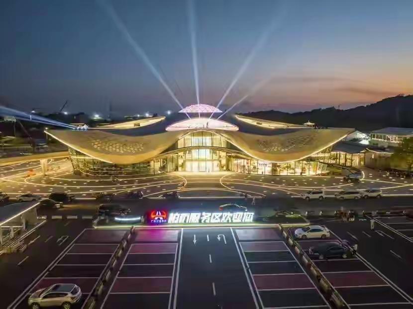 把高速服务区当景区的，也许只🈶广东的高州！高州柏桥服务区开业以来人流