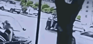 事情的前因是女子在不该停车的地方停了車，保安不让停，女子下车要去接孩子还是下车要