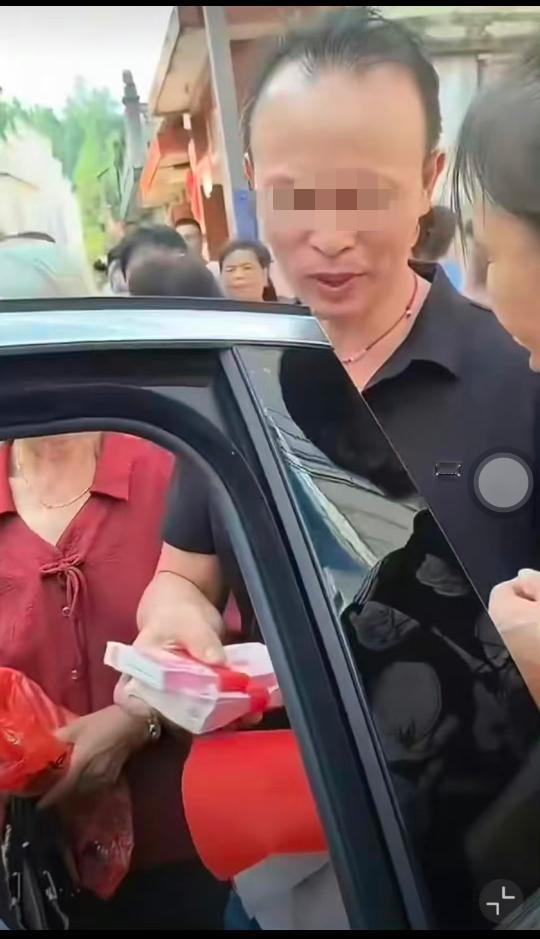 新娘婚车当场点彩礼，网友吵翻了：是没礼貌还是太实在？婚车刚停在酒店门口，新