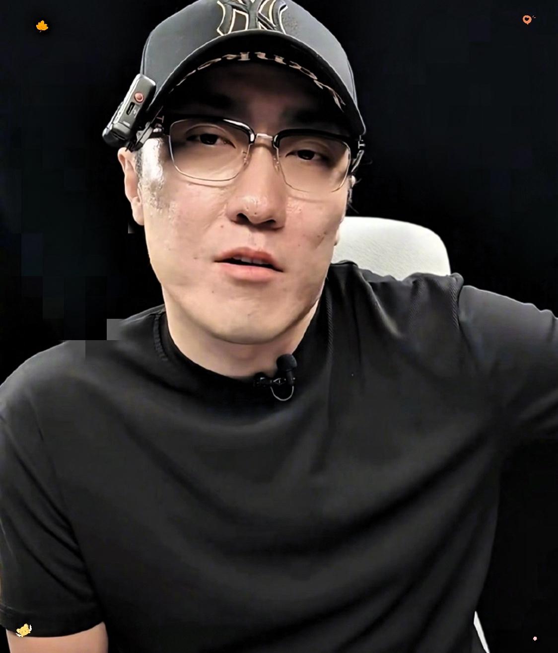 看完王自如那个采访,我后背有点发凉。真的。欠着一个亿的债,正常人的第一反应