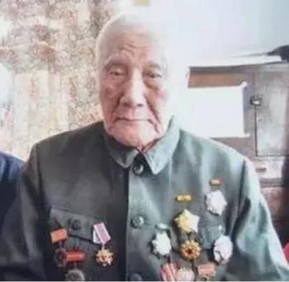 1941年延安， 毛主席去食堂时，一个人拎着削尖的木棍朝毛主席后脑勺刺去，千钧一