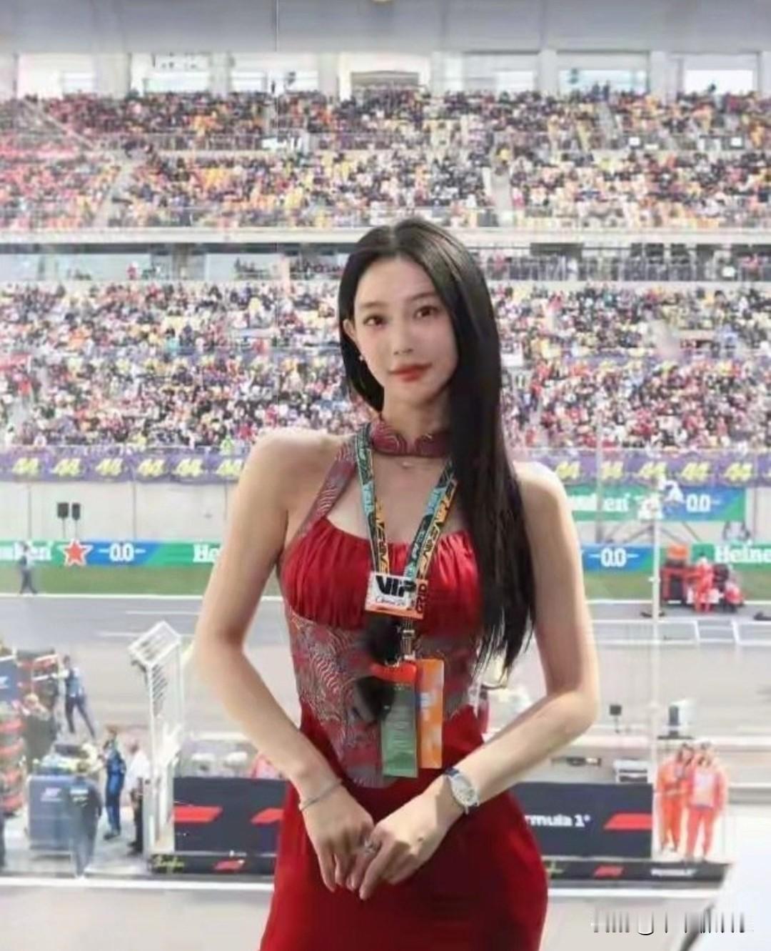 克拉拉的骨相太绝了，尤其是额头线条，简直是老天爷追着喂饭吃！​